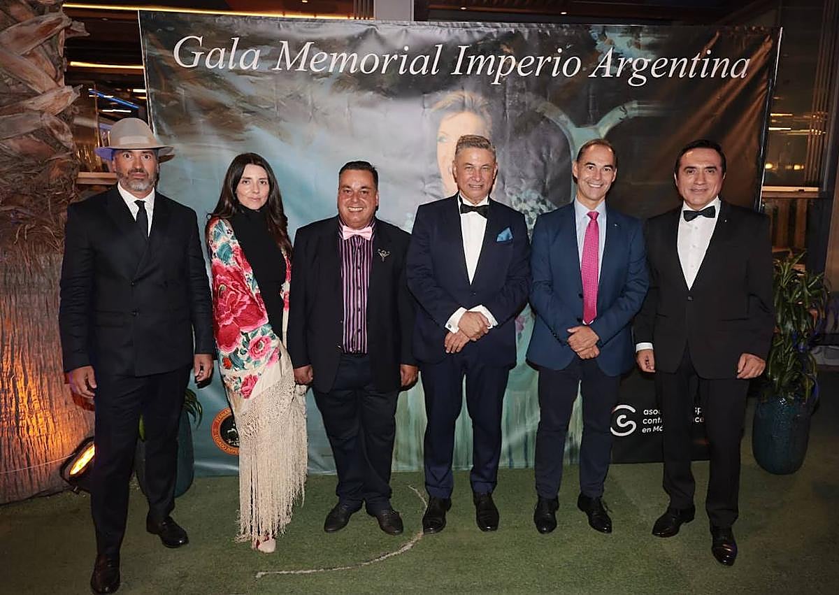 Imagen secundaria 1 - Unas 200 personas asisten a la Cena del Mantón en memoria de Imperio Argentina contra el cáncer