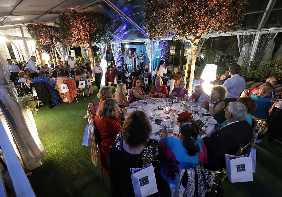 Unas 200 personas asisten a la Cena del Mantón en memoria de Imperio Argentina contra el cáncer