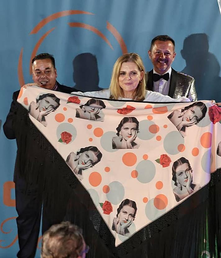 Imagen secundaria 2 - Unas 200 personas asisten a la Cena del Mantón en memoria de Imperio Argentina contra el cáncer