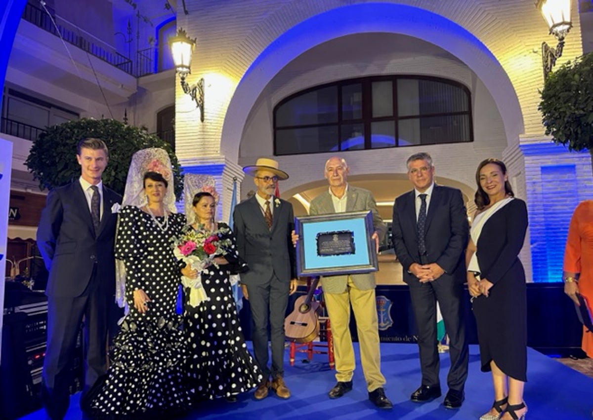 Imagen secundaria 1 - Arriba, los ganadores del concurso de Reina y Caballero de la Feria de Nerja; abajo, a la izquierda, los pregoneros con el alcalde y la concejala de Fiesta Mayor, y a la derecha, ambiente en el recinto ferial en la noche de este sábado.