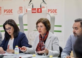 Carmen Segura, en el centro, en una reunión de la dirección local del partido.