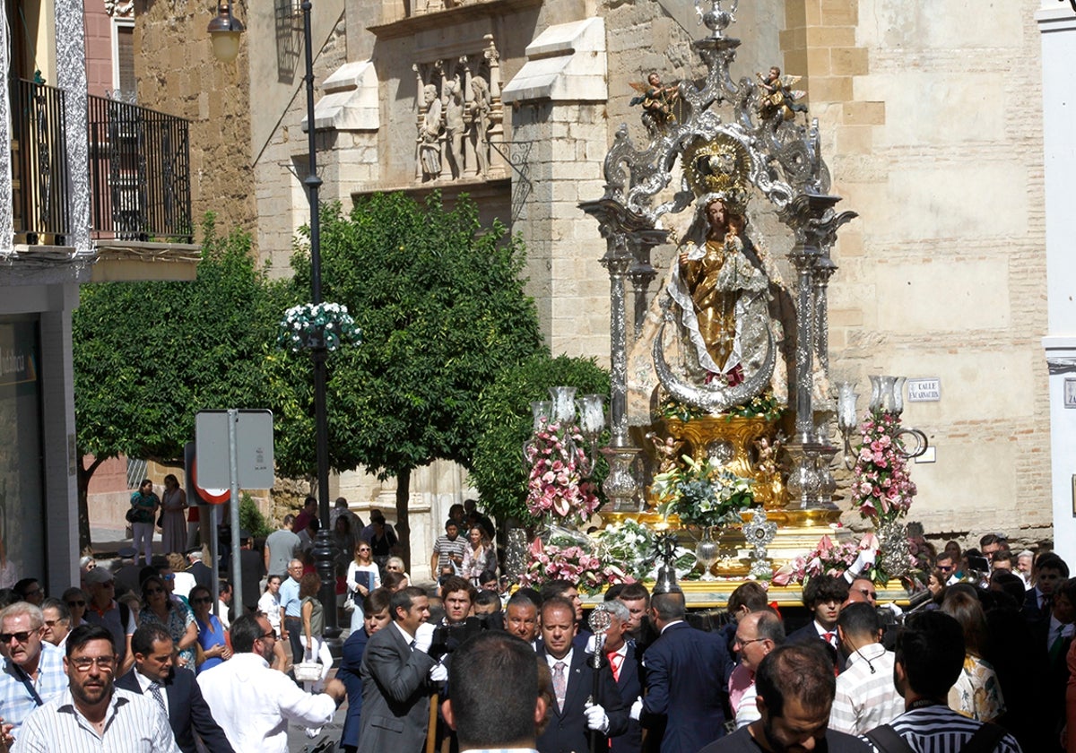 La Virgen del Rosario deja la plaza de San Sebastián.