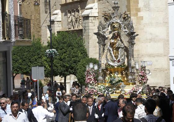 La Virgen del Rosario deja la plaza de San Sebastián.