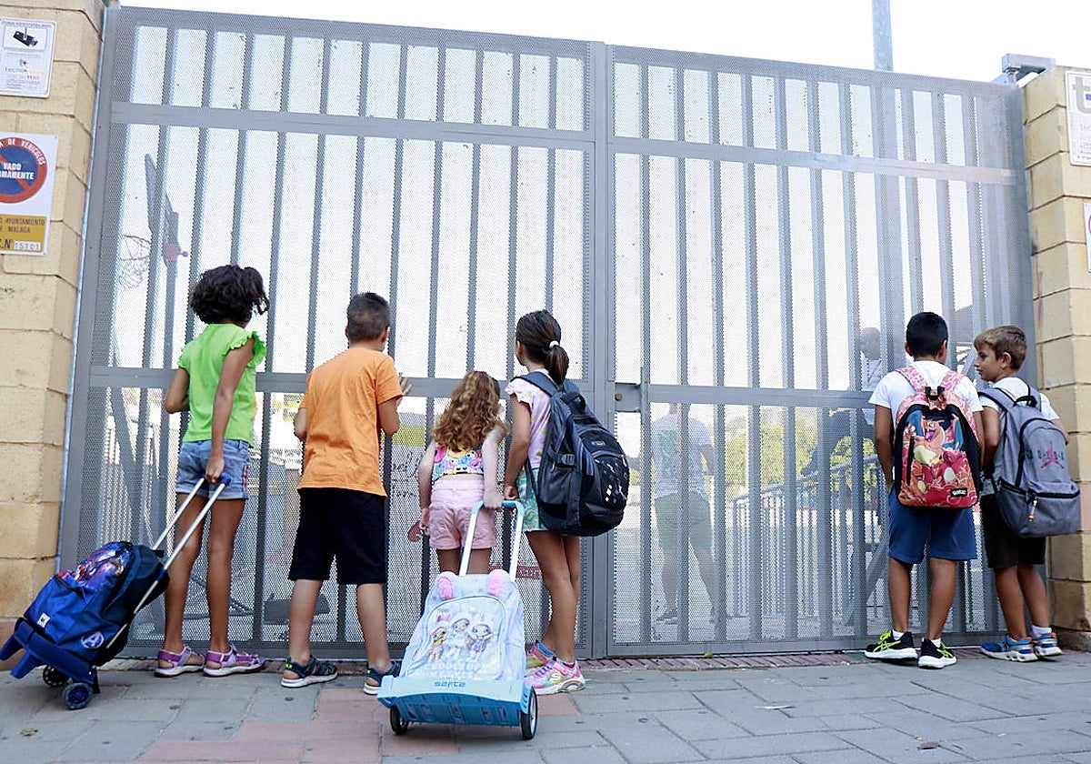 Un grupo de alumnos a las puertas del CEIP Félix Revello de Toro, uno de los que ofrecen talleres para facilitar la conciliación.