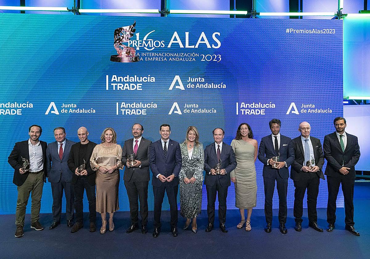Autoridades y premiados durante la celebración de los premios.