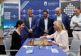 La alcaldesa, Ángeles Muñoz, junto a la ajedrecista Sara Khadem.
