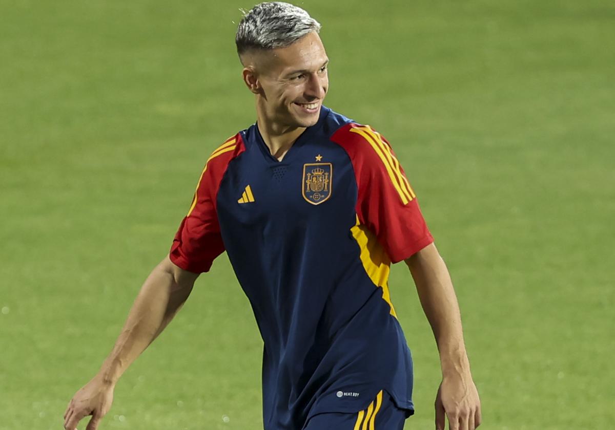 El futbolista Bryan Zaragoza durante su primer entrenamiento con la selección española este lunes en Las Rozas. AFP