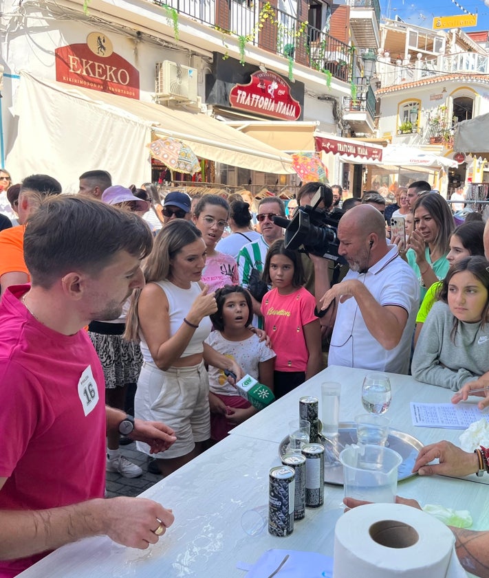 Imagen secundaria 2 - Tres imágenes de la carrera disputada este lunes en Nerja.