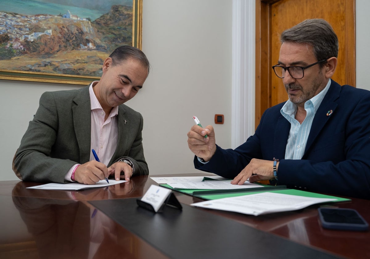 El alcalde y el delegado formalizan con su firma la cesión del terreno.