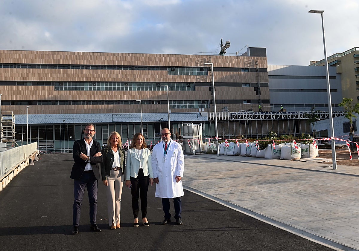 Carlos Bautista, Ángeles Muñoz, Patricia Navarro y Antonio Cansino, durante la visita a las obras.