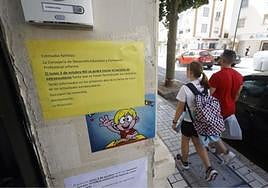 Un letrero informativo en la puerta de un colegio de Málaga informa de que no se puede iniciar el servicio de clases extraescolares.