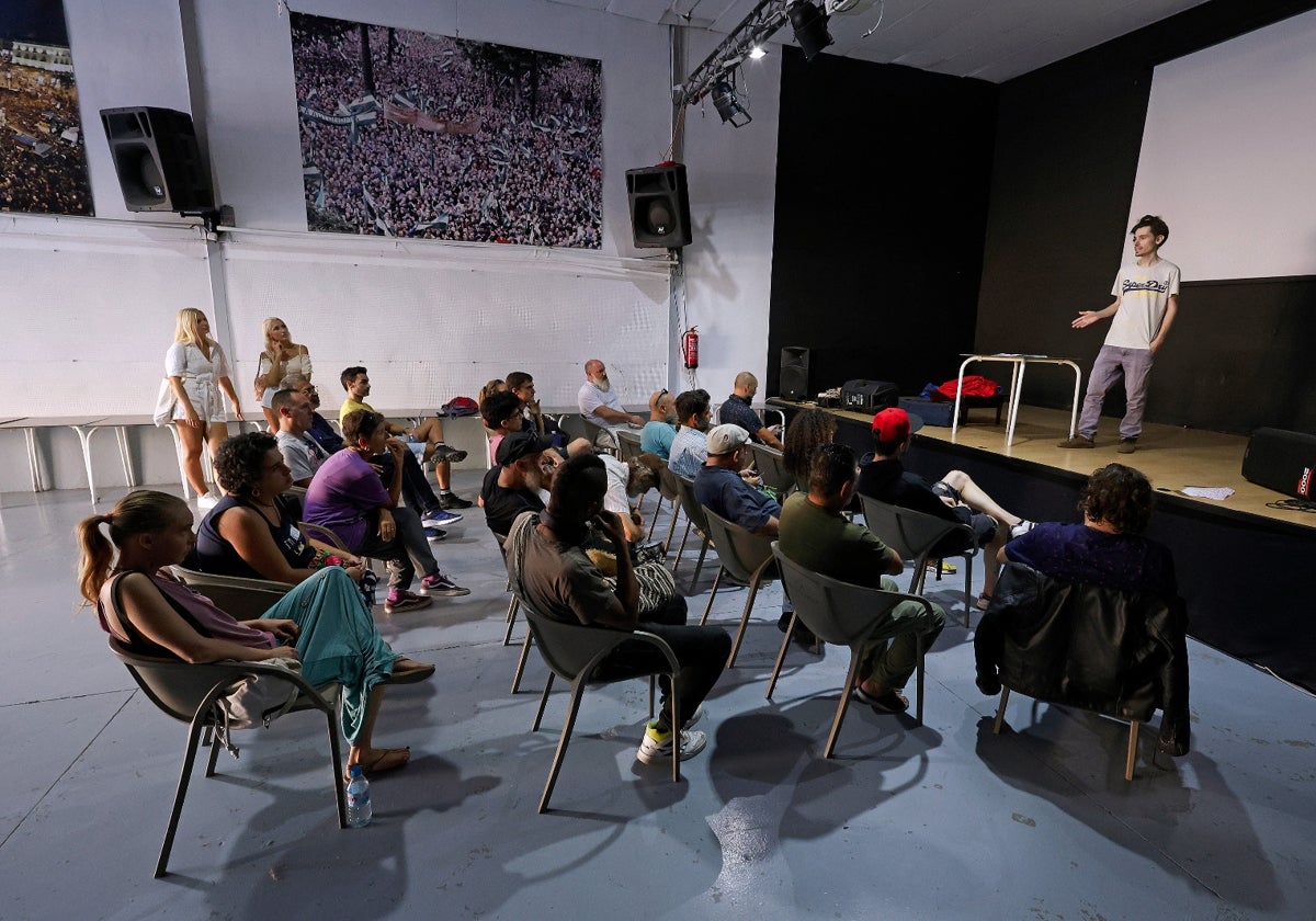 Asamblea informativa con músicos callejeros en La Nave.