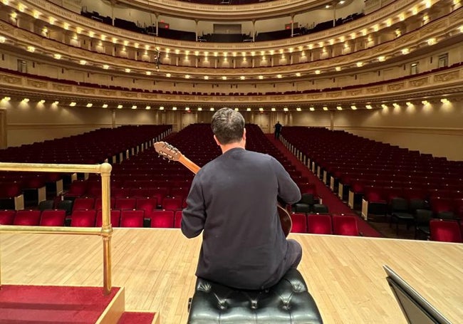 Rafael Aguirre, frente a la sala vacía durante el ensayo.