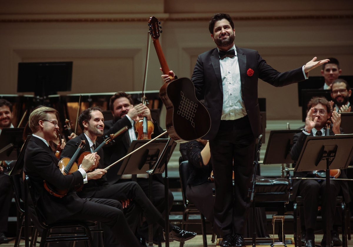 Rafael Aguirre saluda al público que abarrotaba el martes el Carnegie Hall.