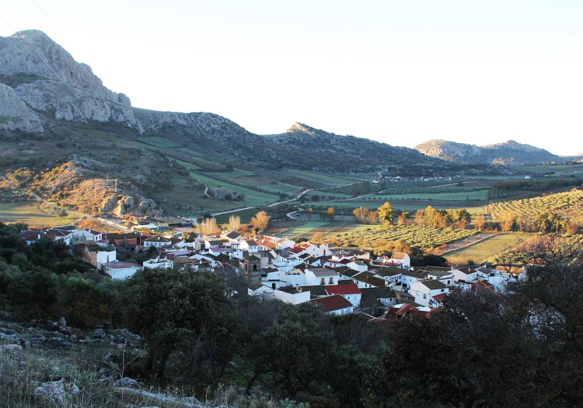 En los primeros metros de esta ruta se puede ver así el pueblo de Alfarnatejo