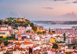 Vista de la ciudad marcada por el Castillo de San Jorge y el estuario del Tajo.