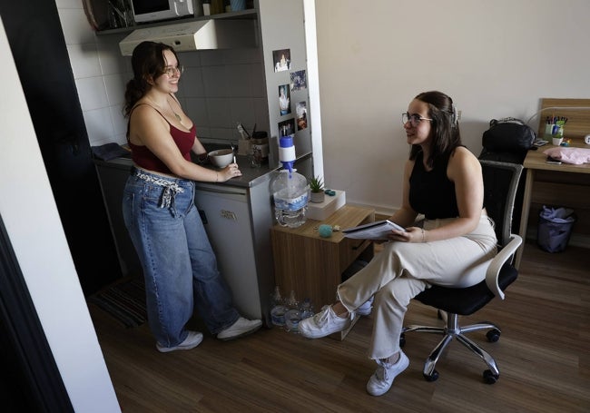 Lola Ocaña y Amanda Serrano, en la habitación que comparten en la residencia Micampus.