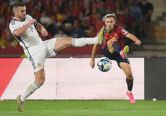 Un centro de Bryan Zaragoza que trata de cerrar McGinn, en el duelo de anoche en Sevilla.