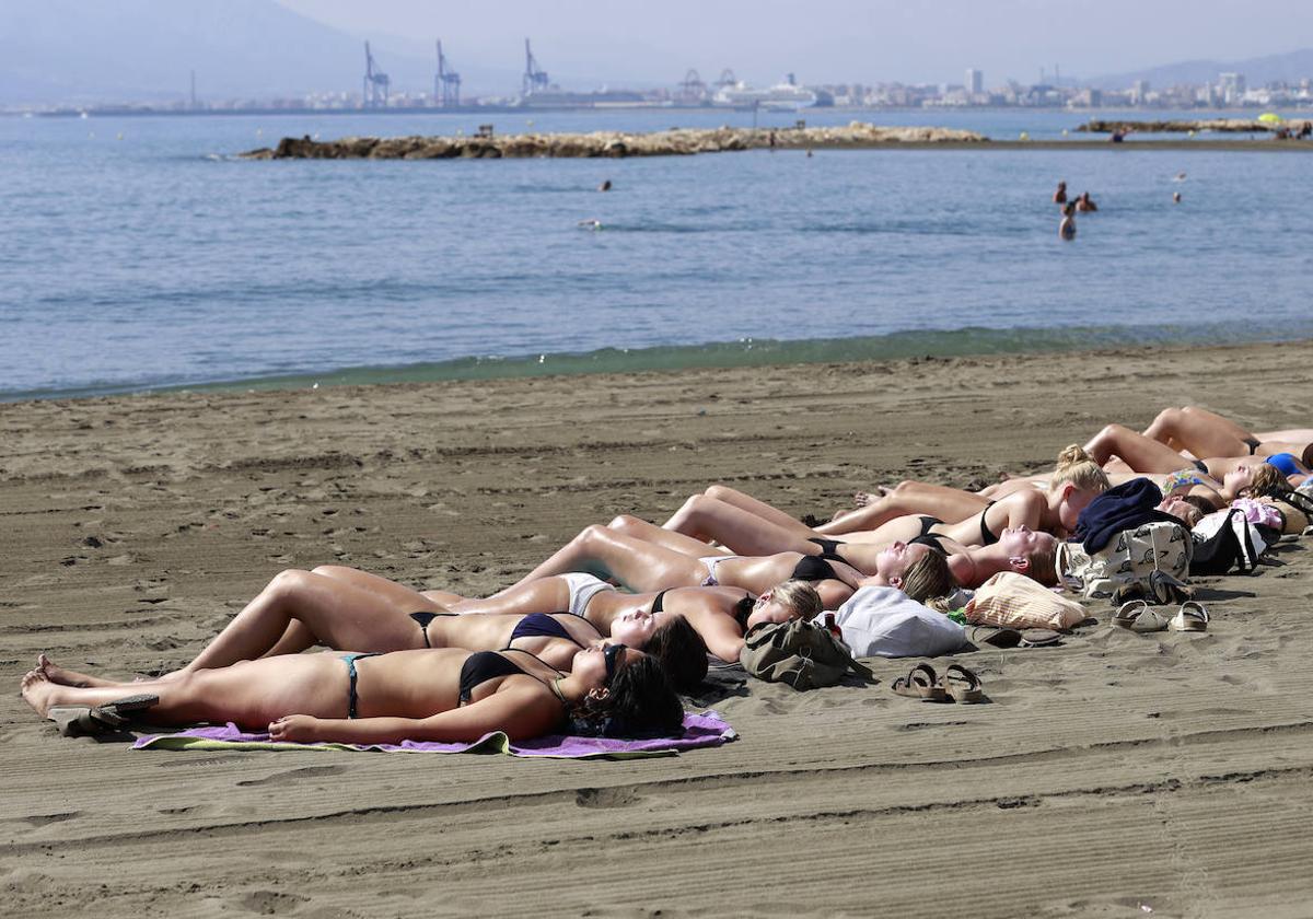 Un grupo de bañistas, ayer en las playas de la capital.