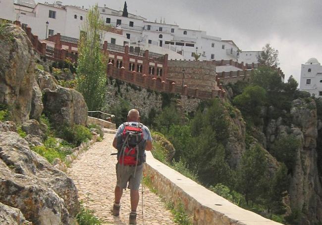 Caminos. Por lo que antes fue una calzada romana se puede ascender hasta el pueblo desde Fuente Gorda.