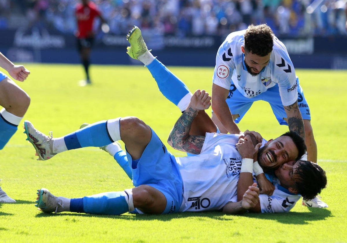 Kevin y Dani Sánchez felicitan a Dioni tras su decisivo gol este jueves ante el Melilla.