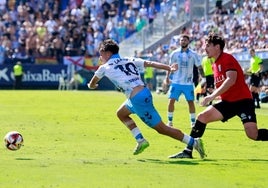 Larrubia se va con el balón en un lace del partido.