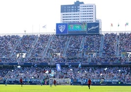 Panorámica de la Grada de Animación de La Rosaleda, llena.