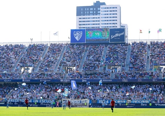 Panorámica de la Grada de Animación de La Rosaleda, llena.
