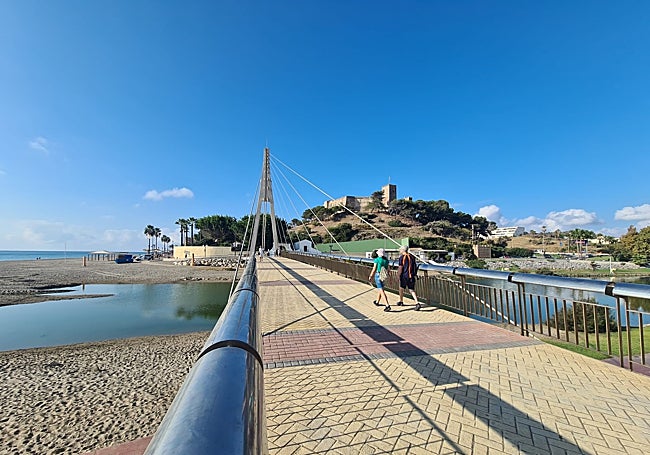 Pasarela con el castillo de Sohail de fondo.