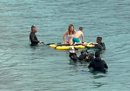 La actriz aragonesa Alexandra Jiménez, en la nerjeña playa de Calahonda, en pleno rodaje.