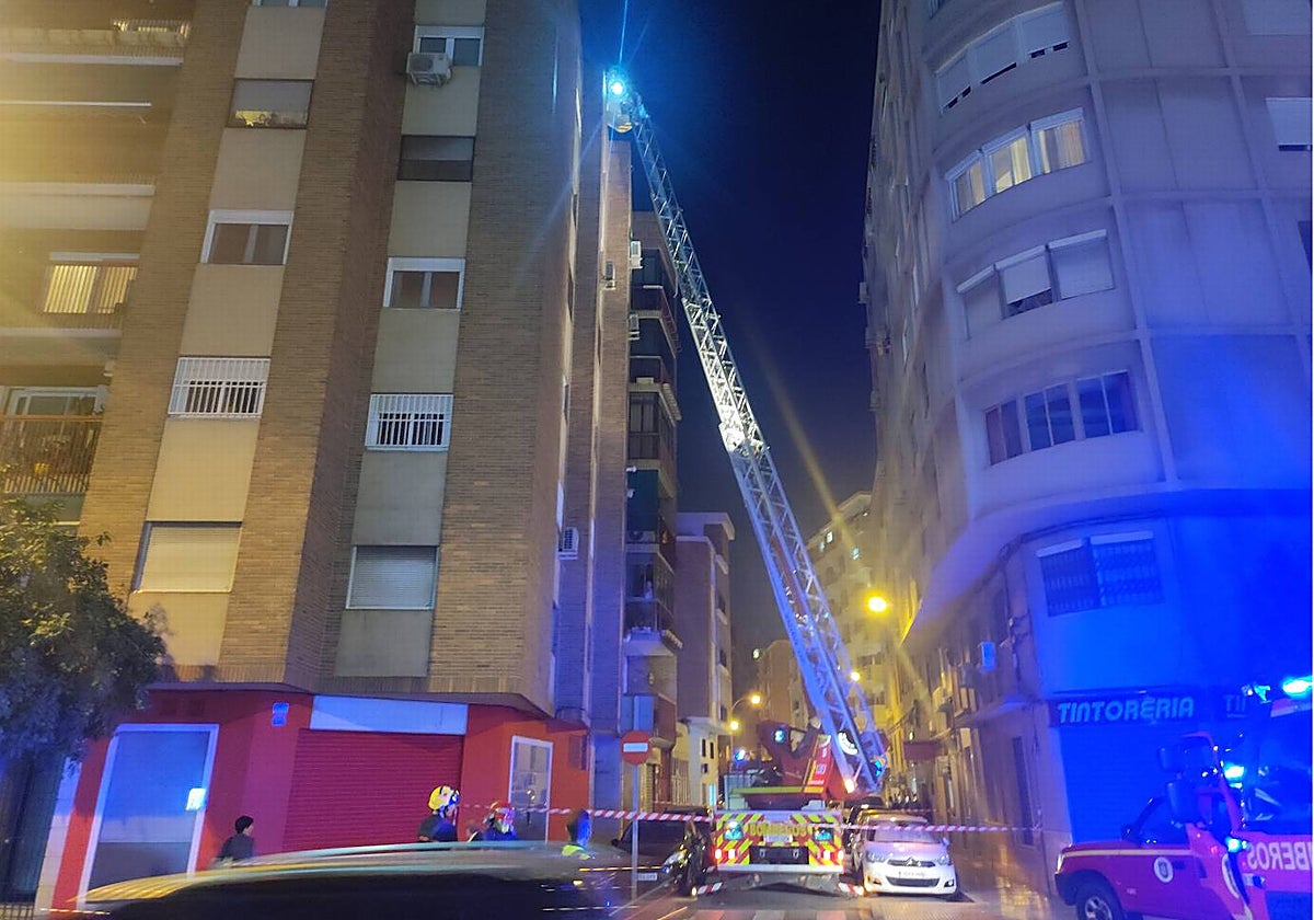 Imagen tomada por un vecino durante la intervención en la calle Cristo de la Epidemia.