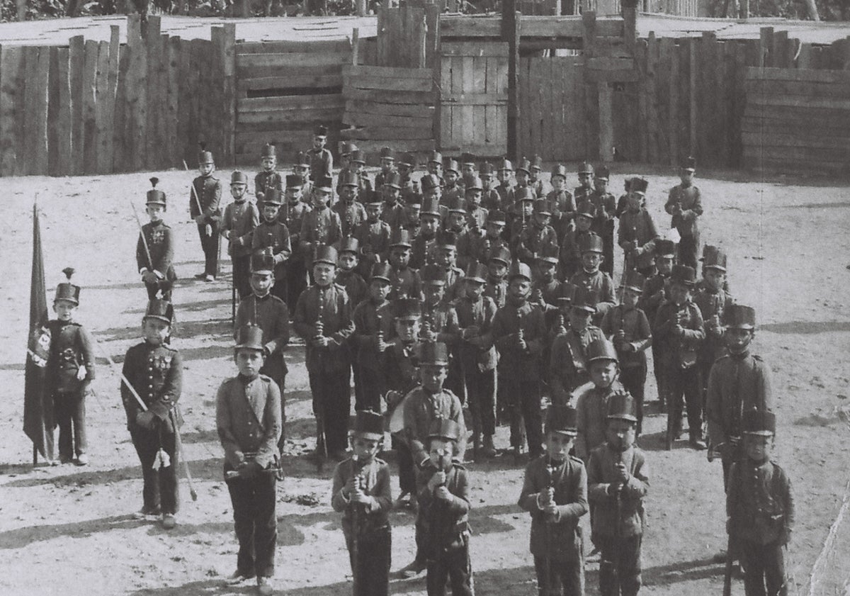 Imagen principal - Batallón infantil en 1913, programa de las fiestas de 1898 y procesión del patrón antes de la Guerra Civil.