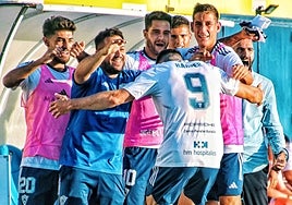 Los jugadores del Marbella celebran un gol de Harper.