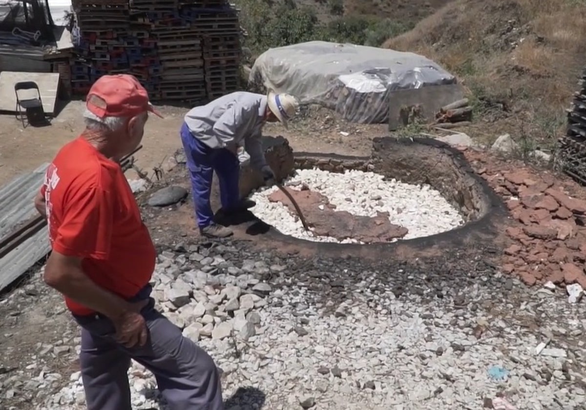 Joseíllo de Rosa y Pepe El Loro, en la calera de Cómpeta que sigue en activo.