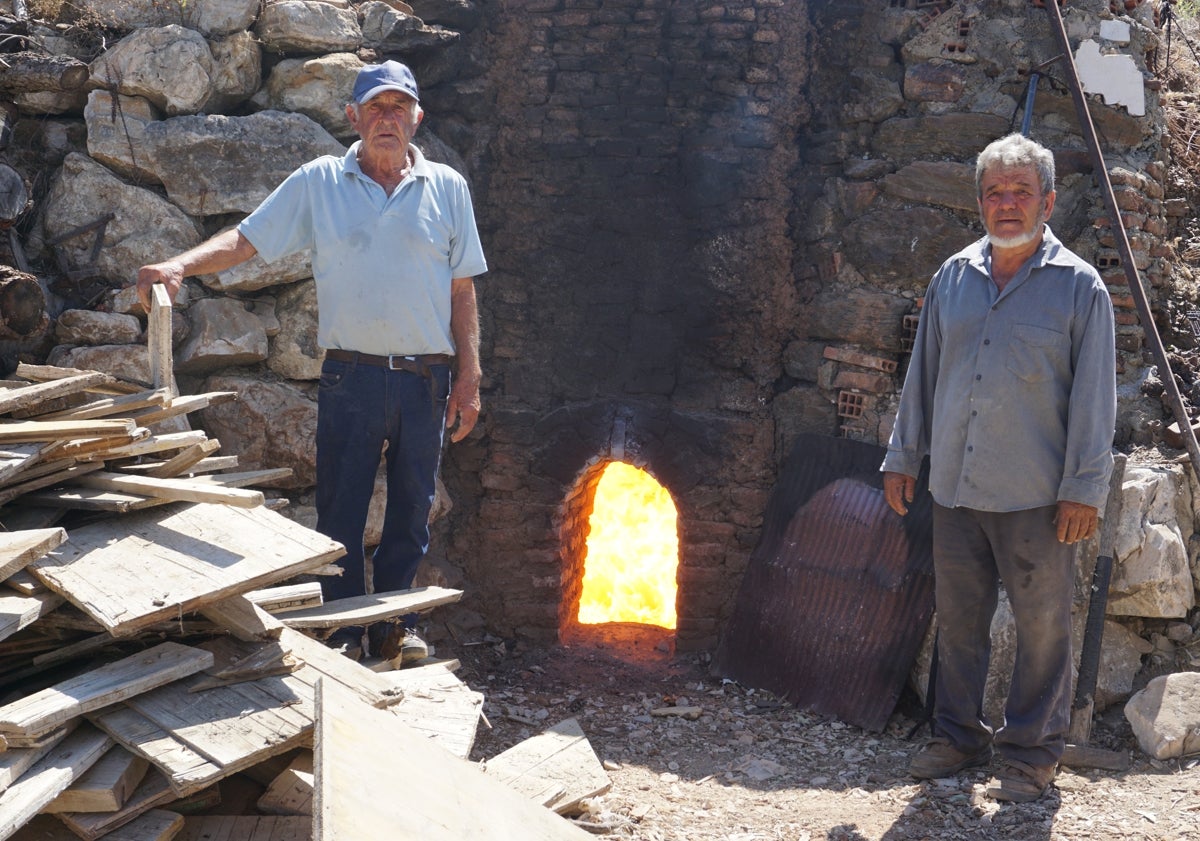 Imagen principal - Arriba Joseíllo de Rosa y Pepe El Loro, junto a la calera de este último en Cómpeta; abajo a la izquierda, dos personas encalando un antiguo cortijo en Frigiliana, y a la derecha, piedra de cal viva lista para disolverse en agua y pintar con ella.