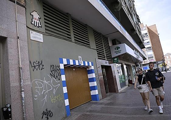 Uno de los mosaicos de Invader que aún puede verse en la calle Cuarteles.