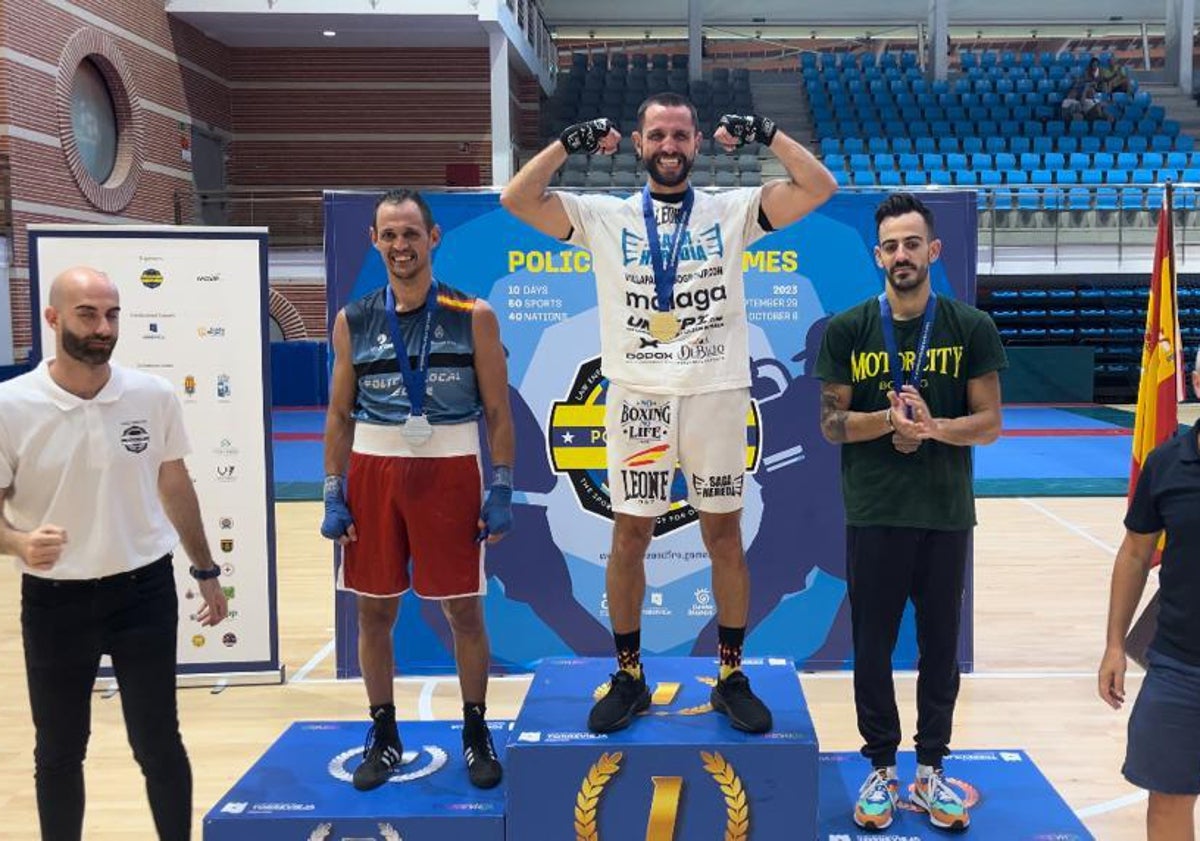 Imagen principal - El agente malagueño, en el pódium tras coronarse como vencedor. En la imagen de la derecha, el policía durante uno de los combates y, a la derecha, en el photocall del evento europeo. 