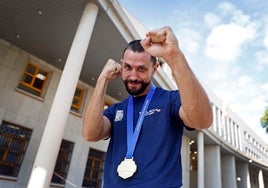 El agente Lucas Fernández, con su medalla de oro en las inmediaciones de la Comisaría Provincial de Málaga.