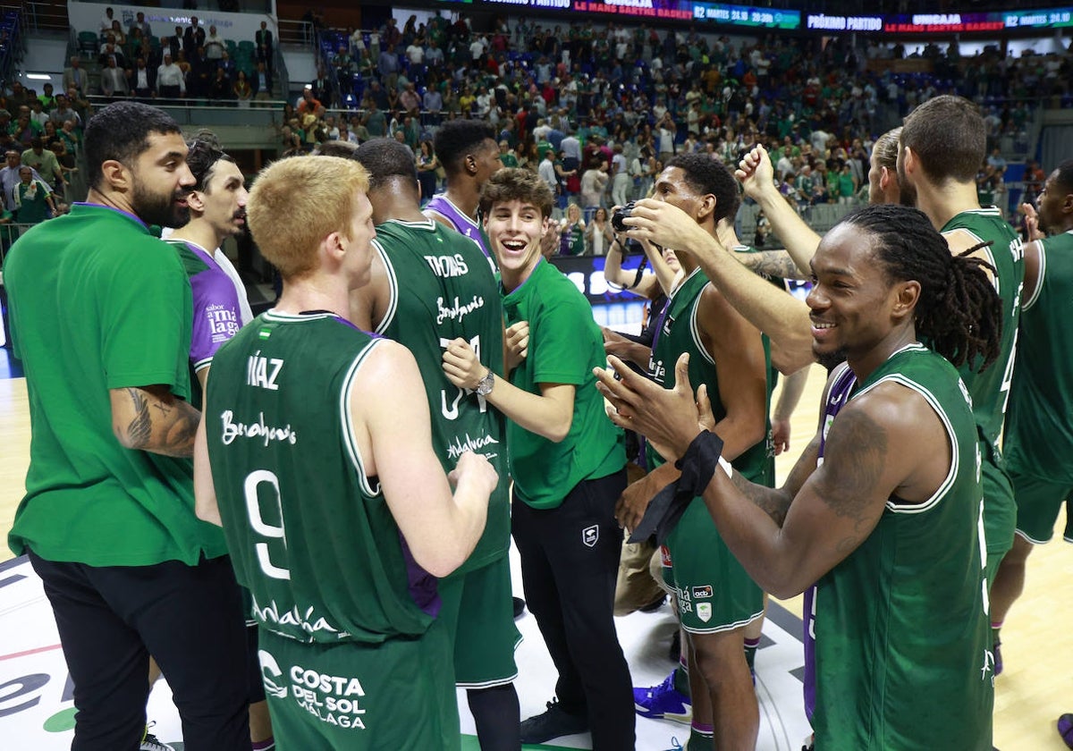 Los jugadores del Unicaja celebran su triunfo ante el Joventut.