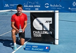 Ugo Blanchet posa con el trofeo de ganador, una réplica de La Farola.