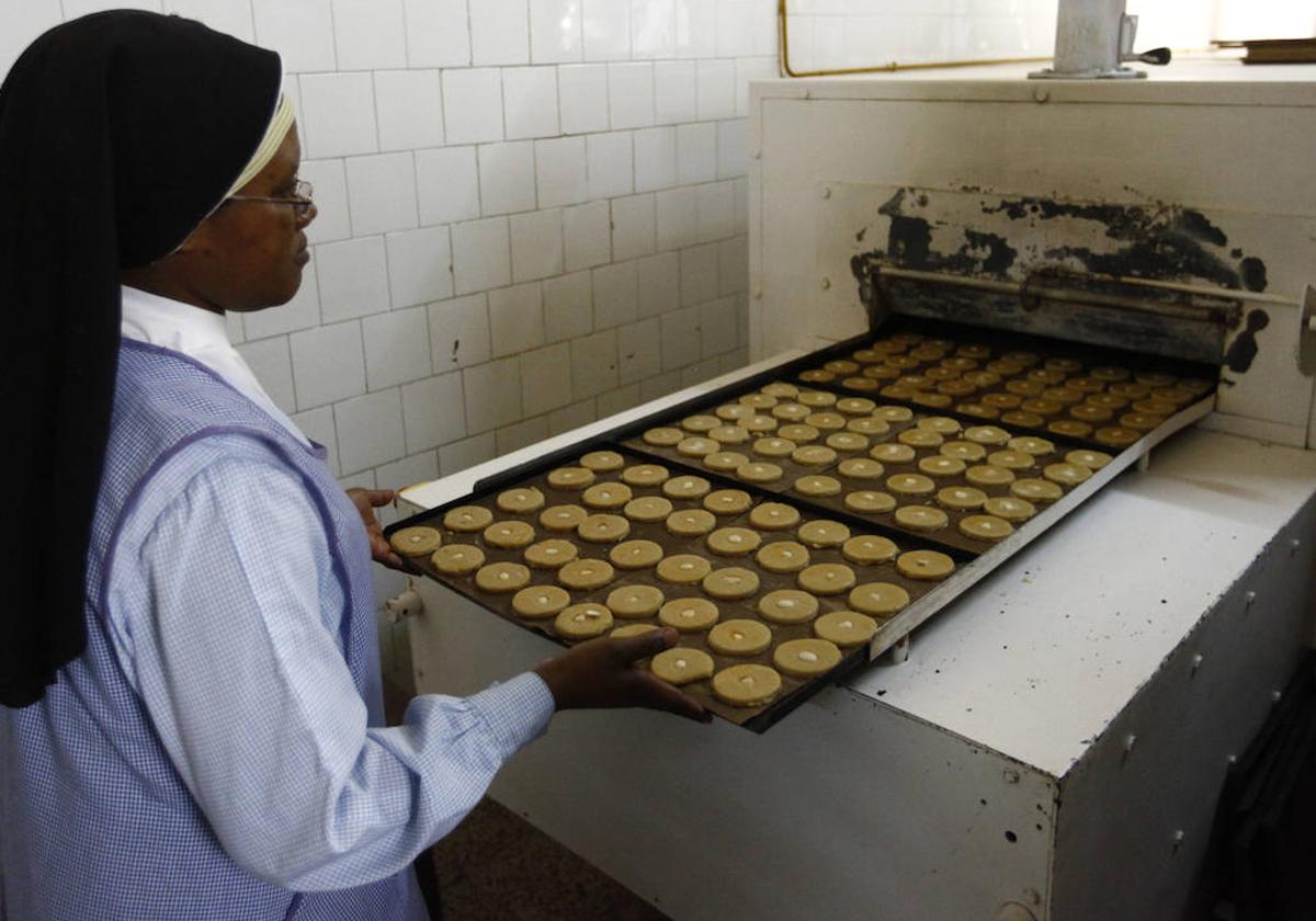 Los dulces entran en el horno en el obrador del Convento de Belén