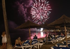 Los vecinos disfrutaron de los fuegos artificiales desde la playa de San Pedro.