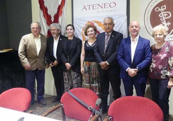 Participantes en el acto de hermanamiento celebrado en el Ateneo de Málaga.