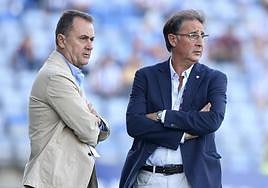 El director deportivo del Málaga, Loren Juarros, a la derecha de la imagen, junto al administrador judicial, José María Muñoz, en la previa del partido contra el Recreativo de Huelva.