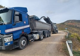 Imagen de los trabajos en una de las carreteras del interior de la Axarquía.