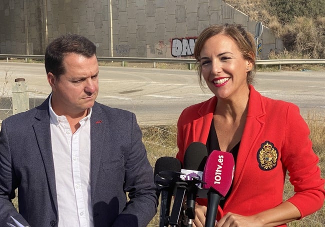 Javier Herreros y Patricia Rueda, este lunes junto al semienlace de la autovía en Caleta de Vélez.