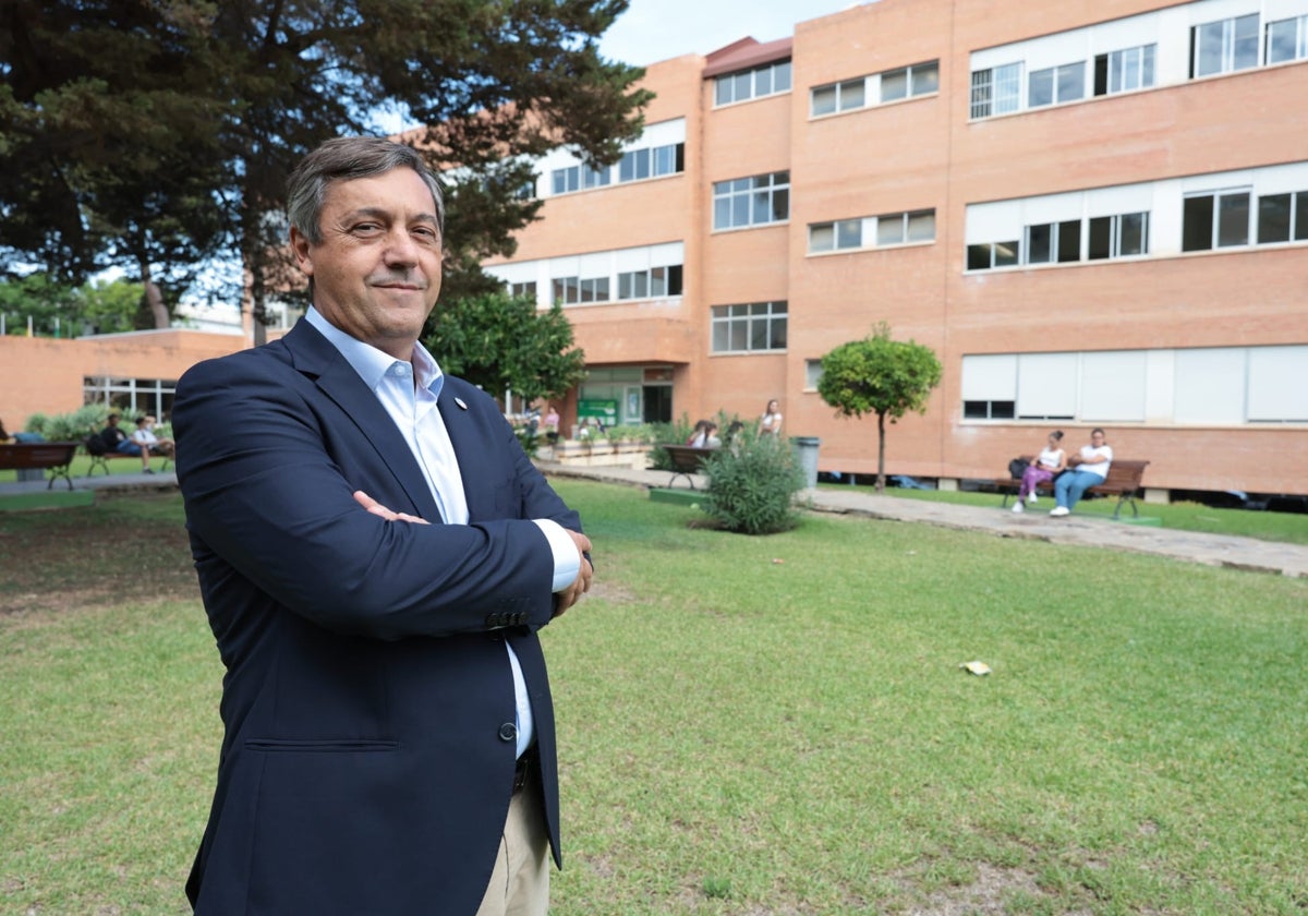 Teodomiro López Navarrete, catedrático de Química Física, en los jardines de la Facultad de Económicas.