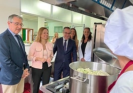 El alcalde rinconero, la delegada de la Junta y el delegado de Educación, este martes en el colegio Laza Palacio.