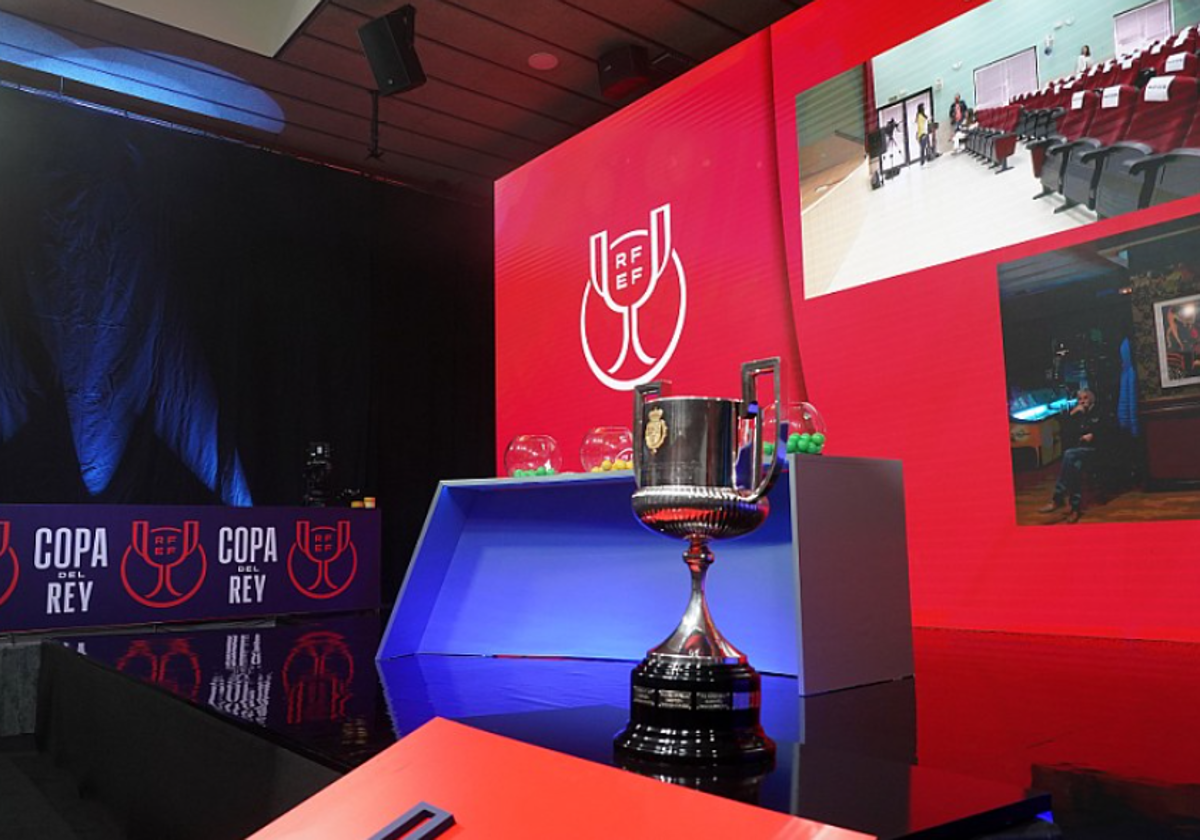 Imagen del sorteo de la Copa del Rey celebrado este martes en la sede de la Federación Española de Fútbol en Las Rozas.