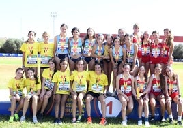 Las féminas del conjunto celeste sub-14, en lo más alto del podio en Torrevieja.